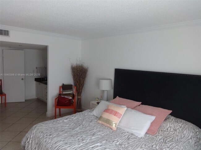 Building Photo - 3475 N Country Club Dr