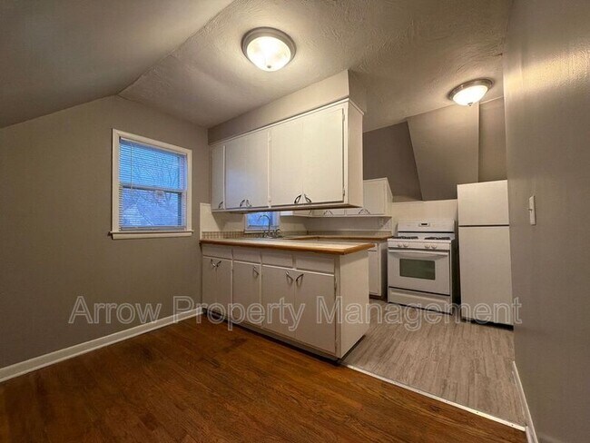 Building Photo - 1301 S 10th St