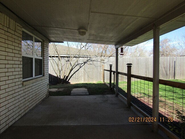 Building Photo - MacArthur Schools Area!