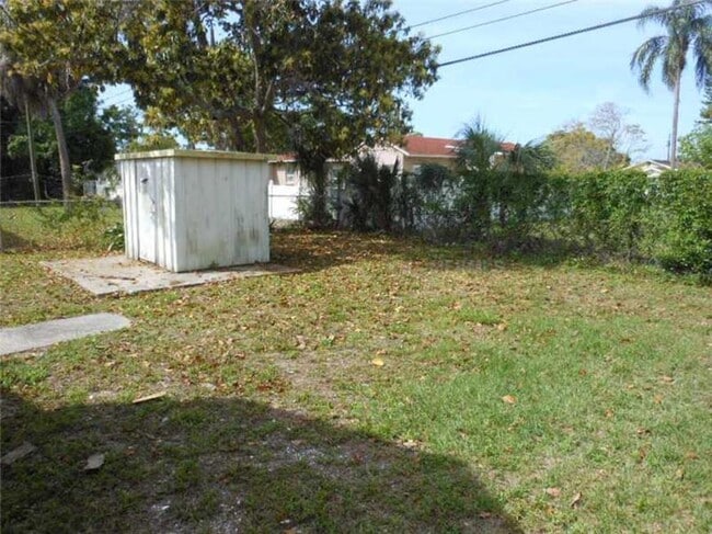 Building Photo - 2.0 bedroom in St. Petersburg Florida 33712