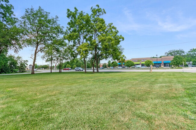 Building Photo - 2576 Plainfield Rd