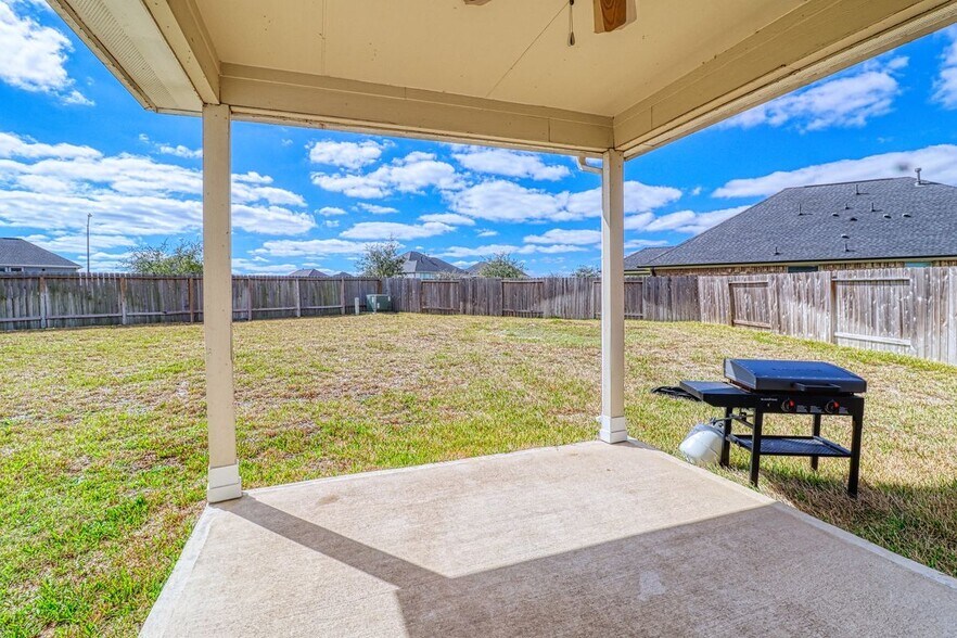 Building Photo - 8106 Royal Palm Ct