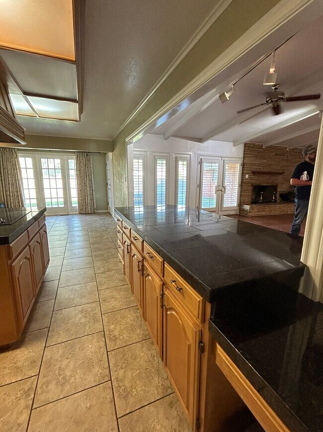 Building Photo - Beautiful Large Family Home!!!