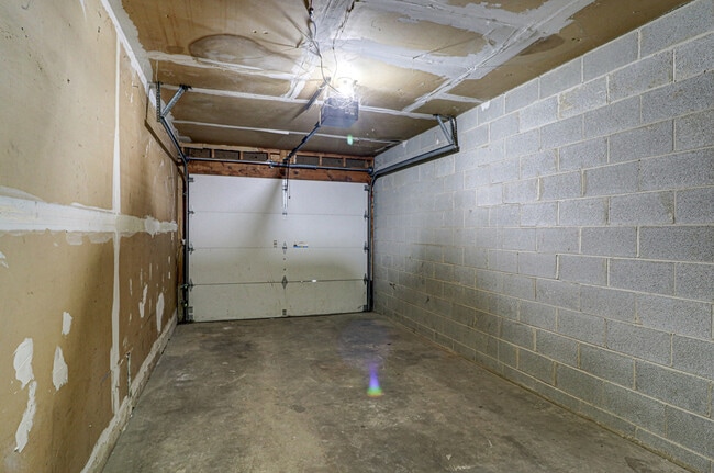 Building Photo - 7010 Barrington Ct