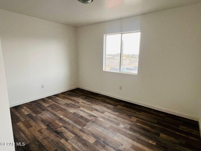 Building Photo - 530 S Yarbrough Dr