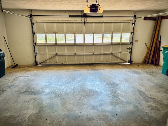Building Photo - Available now-  4 Bedroom house in O'Fallo...