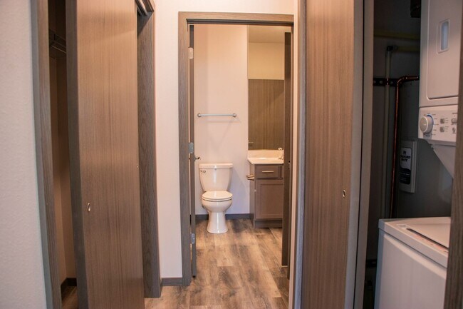 Building Photo - Spacious 1 Bed Available May 1st!