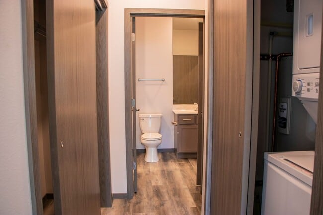 Building Photo - Top Floor 1 bed! Available Now!