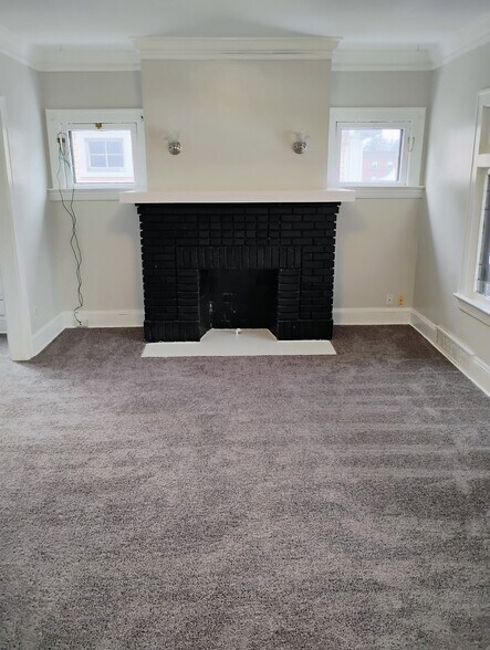 Building Photo - 1673 Victoria Ave