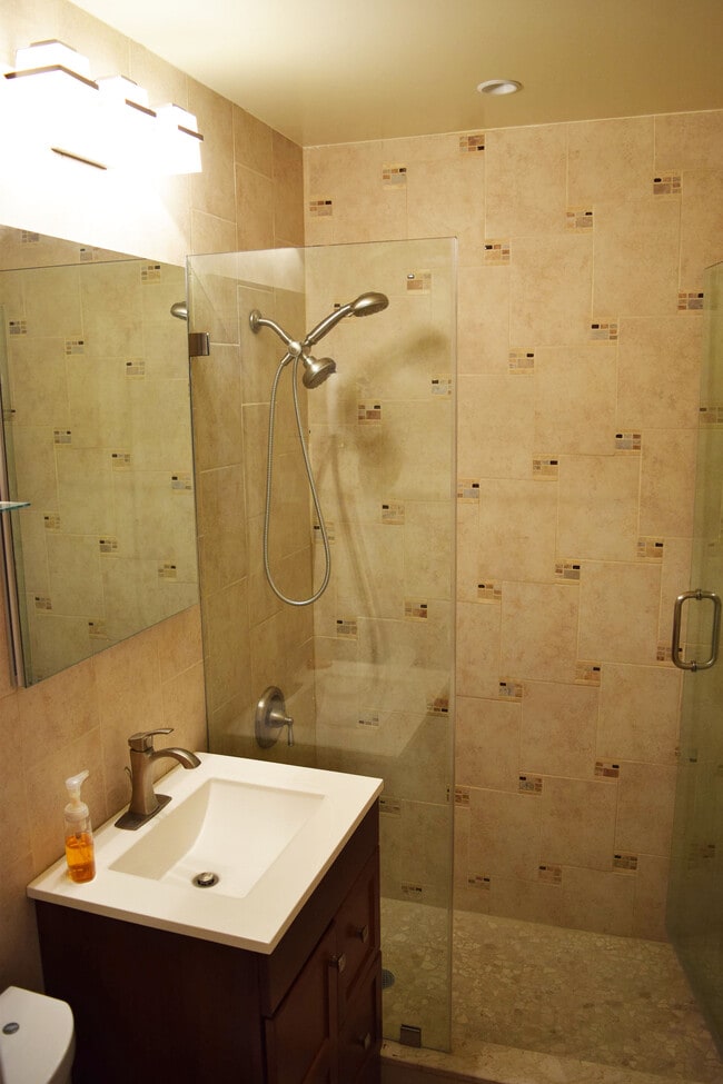 Building Photo - 30 E 95th St