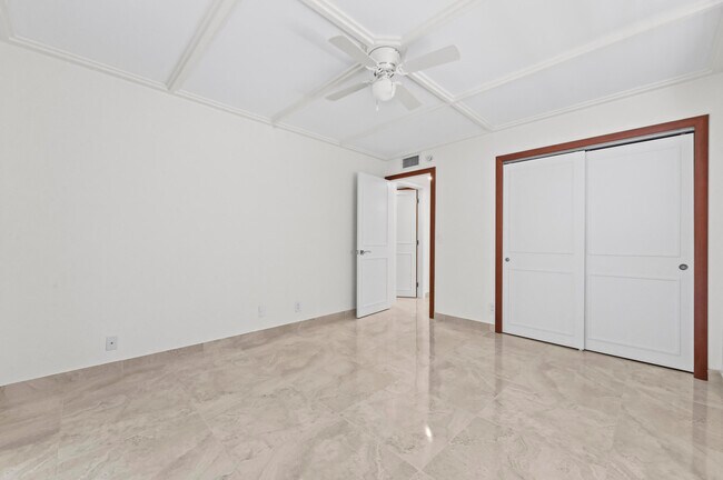 Building Photo - 551 Normandy L
