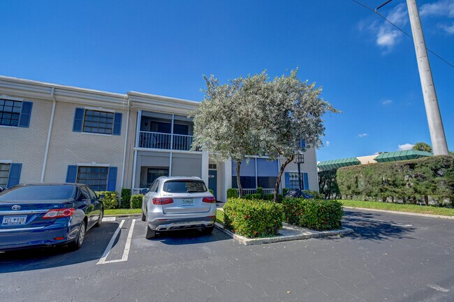 Building Photo - 170 Cypress Club Dr