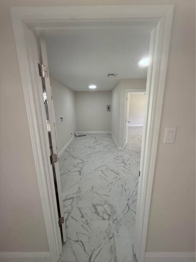 Building Photo - 3259 Huff Dr