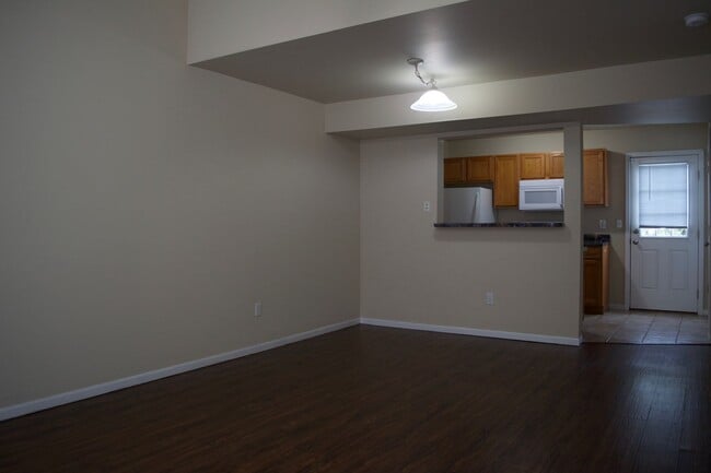 Building Photo - Nice 4 Bed 3 Bath Duplex!