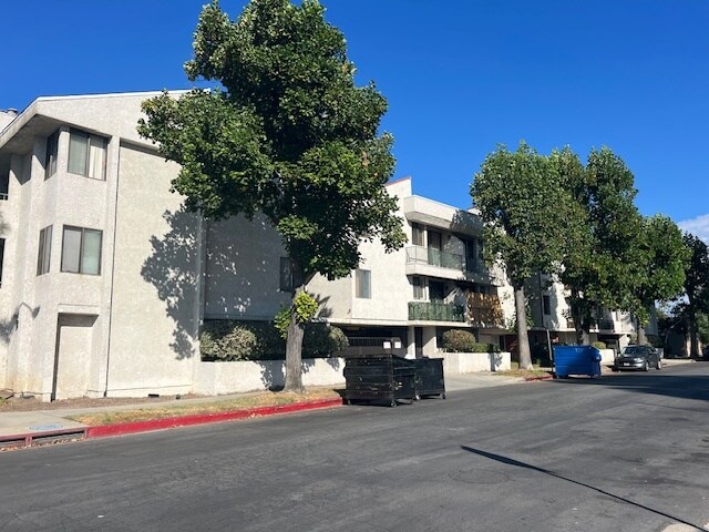 Building Photo - 7211 Cozycroft Ave
