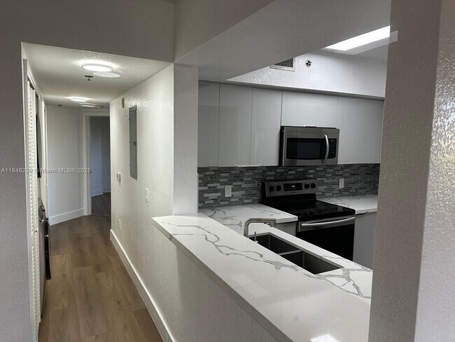 Building Photo - 9300 Fontainebleau Blvd