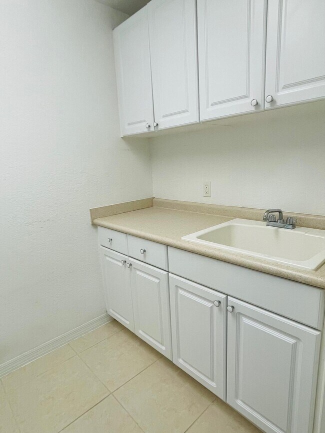 Building Photo - 1833 Pelican Dr