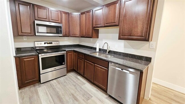 Building Photo - 1424 NE 10th St