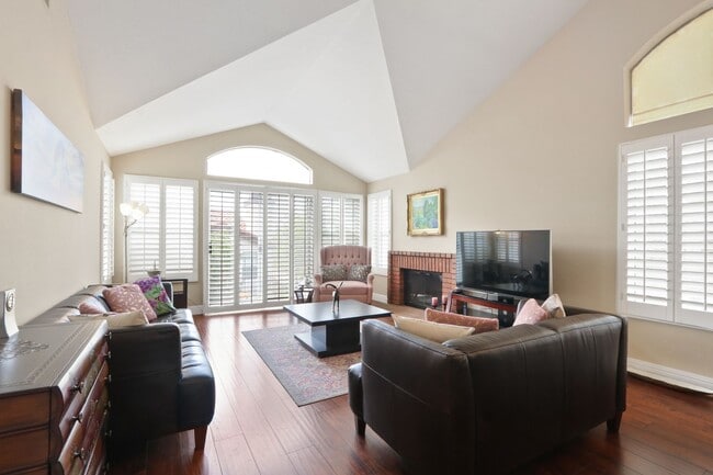 Building Photo - Beautiful Orange County Upstairs Condo! Must See!!