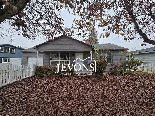 Building Photo - Charming home with a fully equipped kitche...