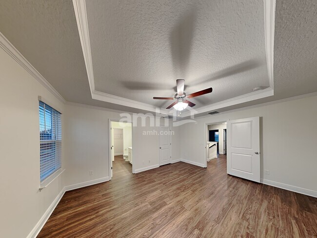 Building Photo - 1049 Sky Lakes Drive