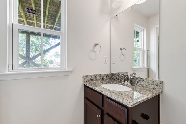 Building Photo - Beautifully Maintained 4BR/3.5BA End-Unit ...