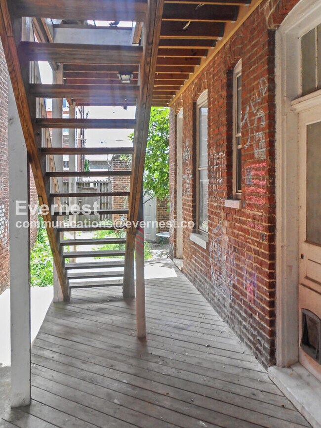 Building Photo - 1815 W Grace St