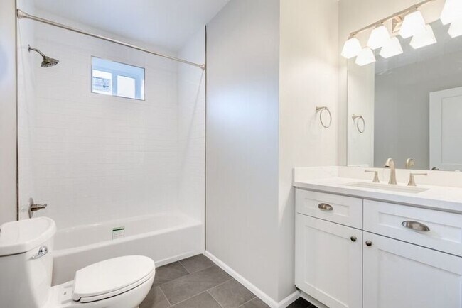 Building Photo - Remodeled 3 Bedroom Kirkland Home