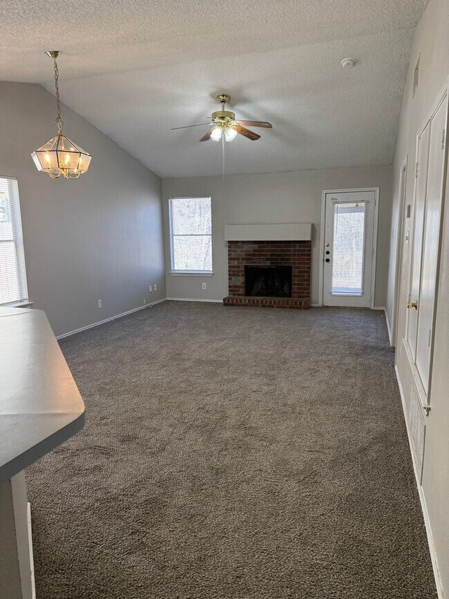 Building Photo - Convenient 2/2 with Garage Just Moments from Randolph AFB- Pets Welcomed
