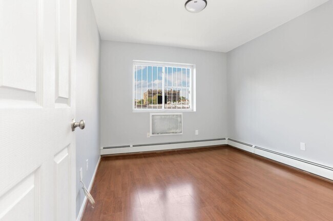 Building Photo - 639 E 226th St