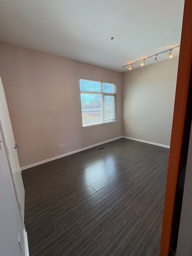 Building Photo - Beautiful 1 bedroom Modern Townhome