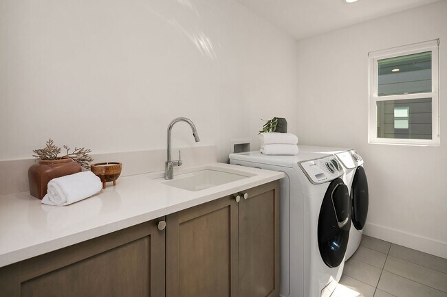 Building Photo - 4bd/3.25 Kirkland Home