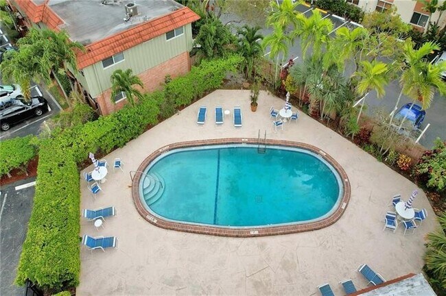 Building Photo - 12 NE 20th Ct