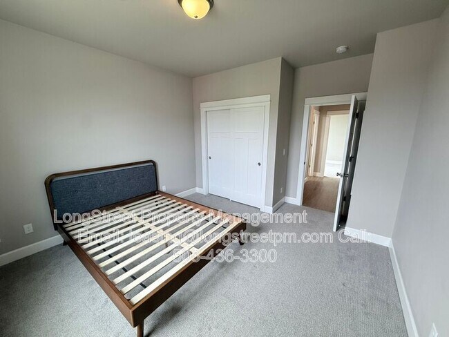 Building Photo - 5028 SW Hudson Ave