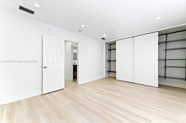 Building Photo - 2881 NE 32nd St