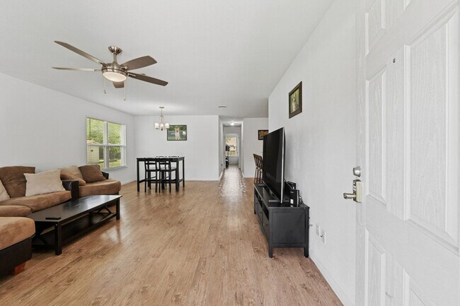 Building Photo - 404 Sloan St