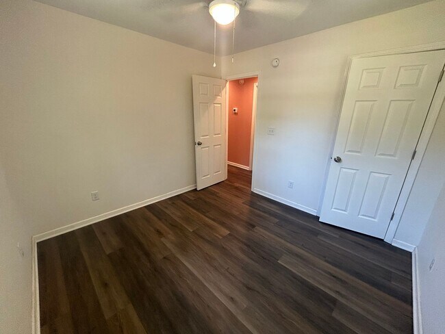 Building Photo - Charming 3 bedroom home located in the heart of Hampstead!