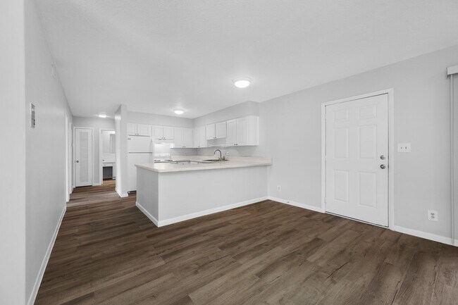 Building Photo - 1 BR / 1 Bath Unit