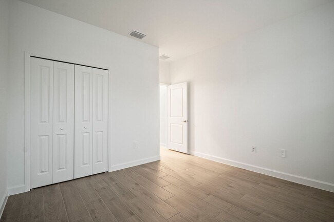 Building Photo - Spacious home 3beds+Den 3 baths located in...