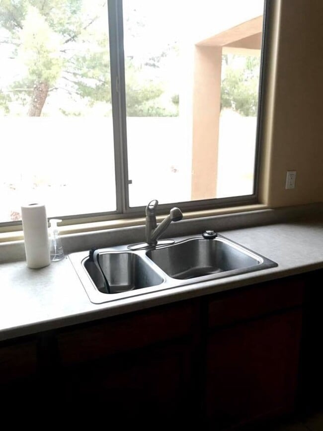 Building Photo - 3-bedroom in gated community w/community pool