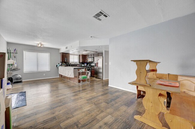 Building Photo - 3 bedroom home with pool!!