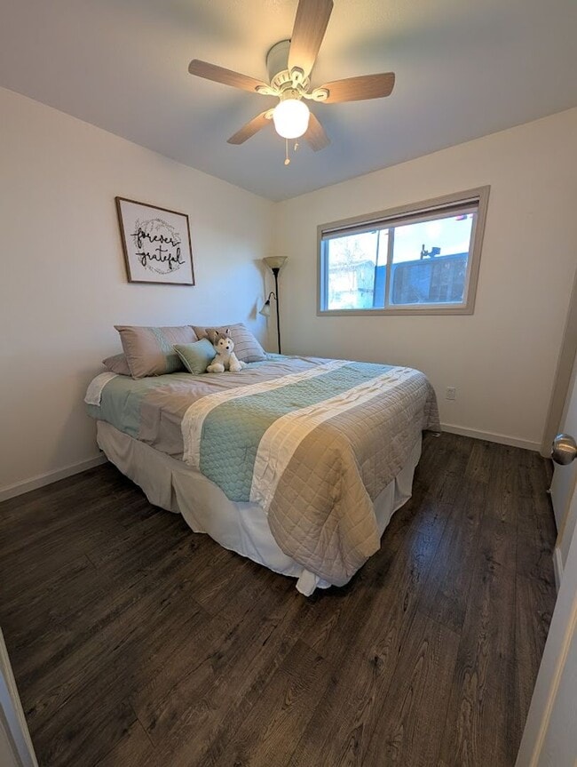 Building Photo - Large 5 Bedroom 2 Bath House - Pet-Friendly