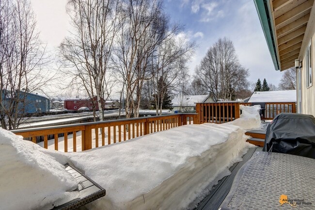 Building Photo - Fully Furnished Three Bedroom Executive Re...