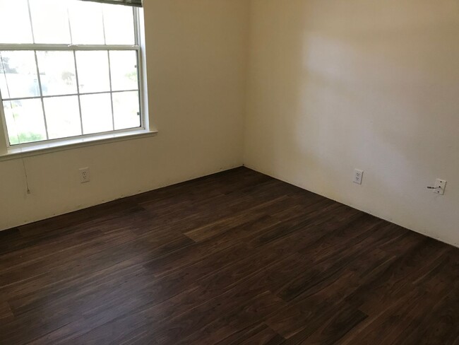 Building Photo - West Davis three bedroom available for Nov...