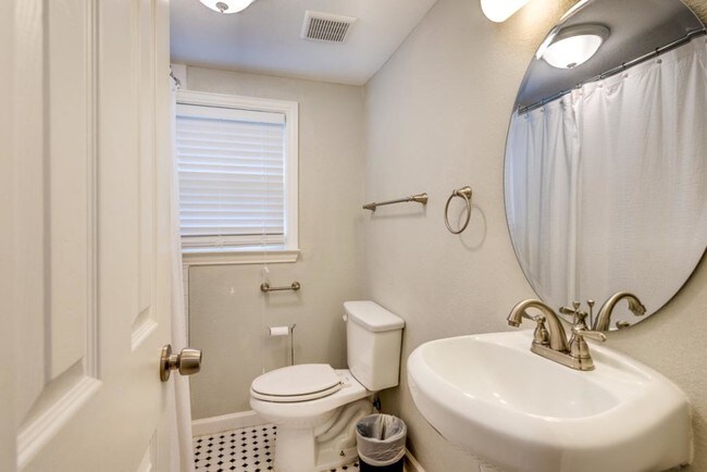 Building Photo - 1419 Hurley Ave