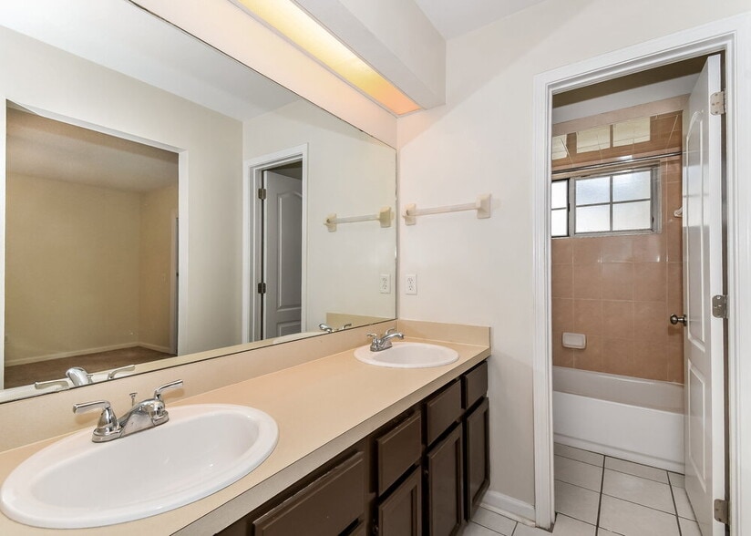 Building Photo - 9591 Sugar Hollow Ln