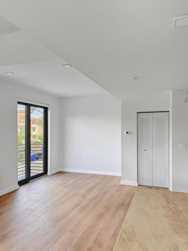 Building Photo - 1376 SW 4th St