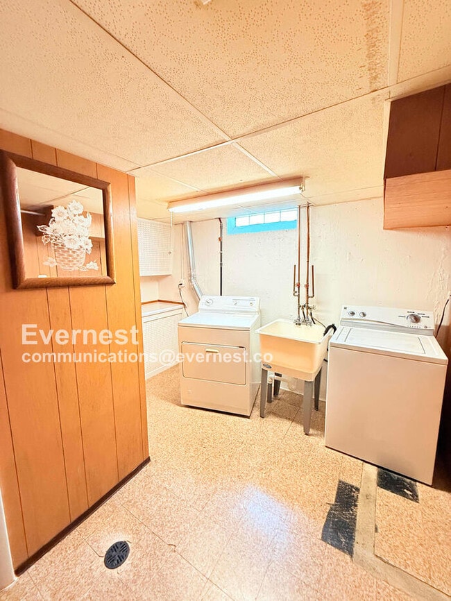 Building Photo - W/D Included! Single-Family Home w/ Centra...