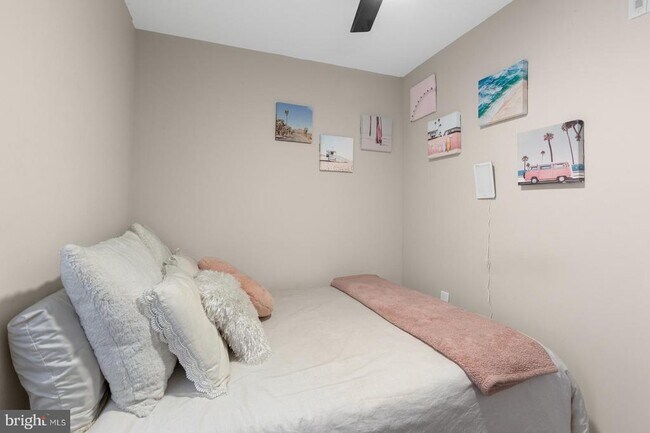 Building Photo - 162 Richmond St