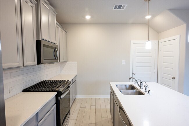 Building Photo - 17549 Rosette Grass Dr